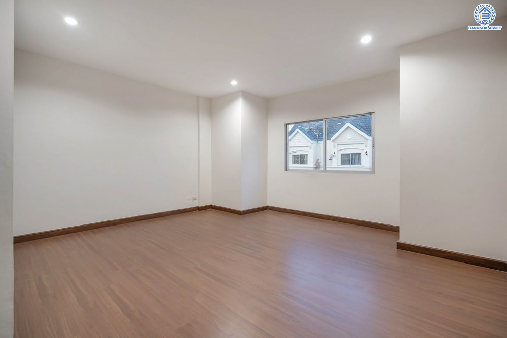 บ้านมือสองตกแต่งใหม่ โครงการ ไชน่าทาวน์ รามอินทรา8 เนื้อที่ 22 ตร.ว. ฟังก์ชัน 3 ห้องนอน 3 ห้องน้ำ 1 ที่จอดรถ บนทำเลศักยภาพ เชื่อมต่อถนนรามอินทรา ถนนลาดปลาเค้า ถนนเกษตรนวมินทร์ ใกล้รถไฟฟ้าสายสีเชียว "สถานีเสนานิคม" และทางด่วน "ฉลองรัช"